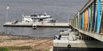 Píer turístico Manaus 355 realiza dezenas de passeios com saída do mirante Lúcia Almeida