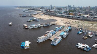 Após atingir a cota mínima de 12,11 metros, Rio Negro volta a subir, em Manaus