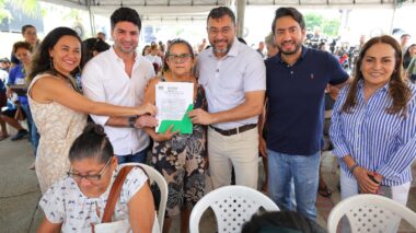 Wilson Lima entrega títulos definitivos para moradores do Residencial Gilberto Mestrinho, alcançando mais de 17 mil imóveis regularizados