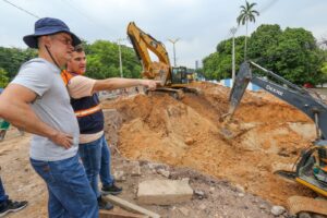 Leia mais sobre o artigo Prefeito David Almeida vistoria intervenção estrutural na avenida Mário Ypiranga Monteiro no feriado da Proclamação da República