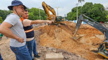 Prefeito David Almeida vistoria intervenção estrutural na avenida Mário Ypiranga Monteiro no feriado da Proclamação da República