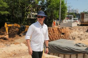 Leia mais sobre o artigo Prefeito David Almeida vistoria obras na avenida Mário Ypiranga e comprova celeridade dos serviços