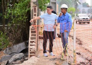 Leia mais sobre o artigo Prefeito David Almeida vistoria obra de encabeçamento da avenida Mário Ypiranga Monteiro