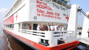 Governador Wilson Lima vistoria barco hospital que fará atendimentos de saúde para comunidades ribeirinhas