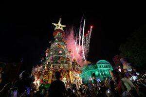 Leia mais sobre o artigo Multidão lota Largo de São Sebastião para acompanhar abertura oficial da temporada natalina