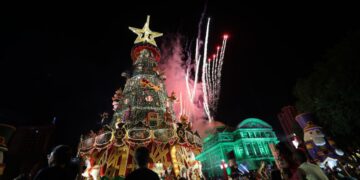 Multidão lota Largo de São Sebastião para acompanhar abertura oficial da temporada natalina