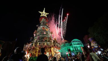 Multidão lota Largo de São Sebastião para acompanhar abertura oficial da temporada natalina
