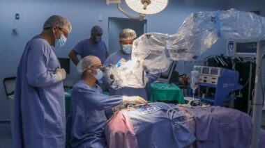 Implante coclear pela rede pública de saúde transforma vidas de pacientes com surdez severa
