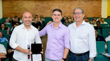 Prefeito David Almeida anuncia permanência de Clécio Freire como secretário de Finanças durante workshop da Receita