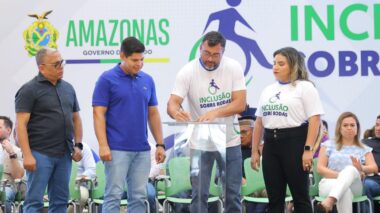 Wilson Lima fortalece políticas de inclusão com a entrega de mil cadeiras de rodas para Pessoas com Deficiência