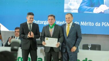 Prefeito David Almeida entrega ‘Medalha do Mérito da PGM’ a 14 personalidades