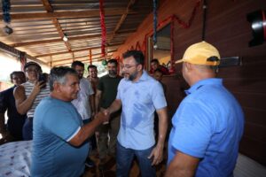 Leia mais sobre o artigo Governador Wilson Lima entrega placas de energia solar a comunidades turísticas de Novo Airão