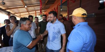 Governador Wilson Lima entrega placas de energia solar a comunidades turísticas de Novo Airão