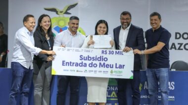 Governador Wilson Lima efetua pagamentos às famílias contempladas por subsídio do Amazonas Meu Lar