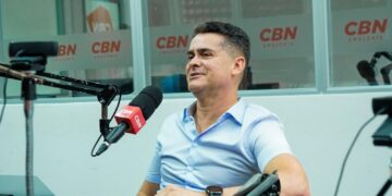 Prefeito David Almeida anuncia permanência de quatro secretários em entrevista à rádio CBN