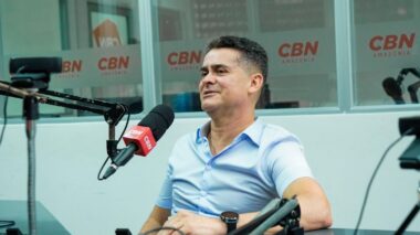 Prefeito David Almeida anuncia permanência de quatro secretários em entrevista à rádio CBN