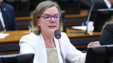 “Punição para todos, a começar pelo chefe inelegível”, diz Gleisi