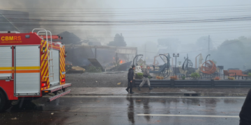 Avião cai e provoca incêndio em Gramado, no Rio Grande do Sul; veja vídeos