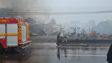Avião cai e provoca incêndio em Gramado, no Rio Grande do Sul; veja vídeos