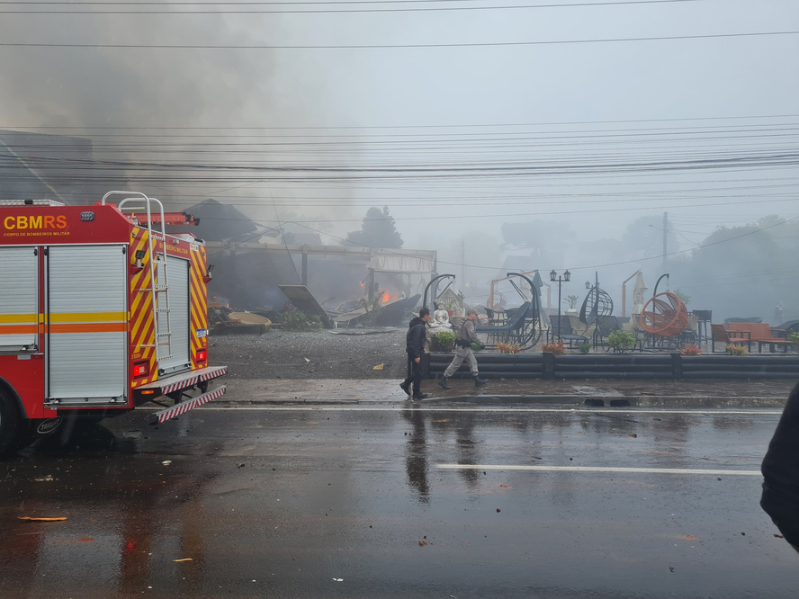 No momento, você está visualizando Avião cai e provoca incêndio em Gramado, no Rio Grande do Sul; veja vídeos