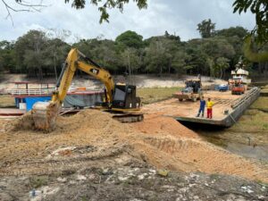 Leia mais sobre o artigo Prefeitura de Manaus transporta maquinários por balsa para a comunidade do Livramento, que irá receber asfalto pela primeira vez