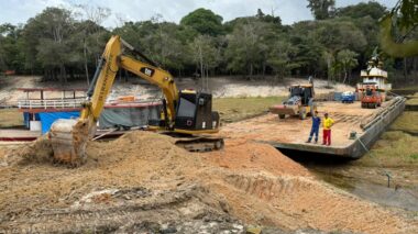 Prefeitura de Manaus transporta maquinários por balsa para a comunidade do Livramento, que irá receber asfalto pela primeira vez