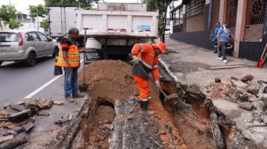 Prefeitura de Manaus atua de forma emergencial para fechar cratera na avenida Constantino Nery