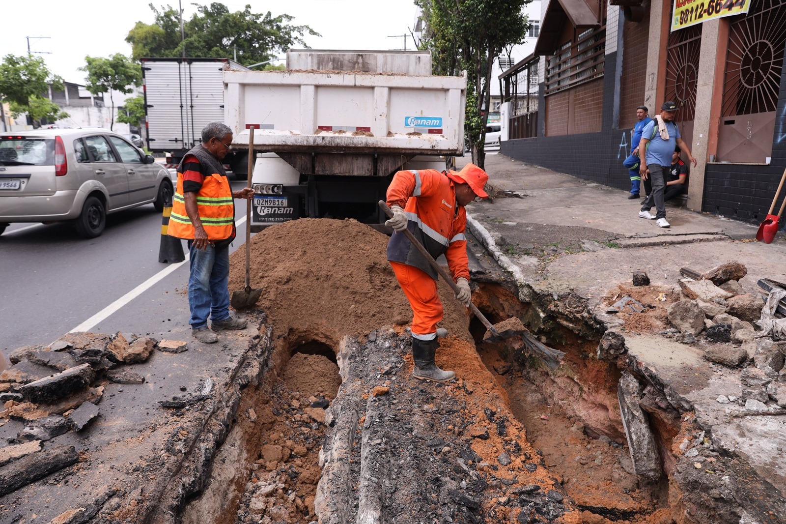 Leia mais sobre o artigo Prefeitura de Manaus atua de forma emergencial para fechar cratera na avenida Constantino Nery