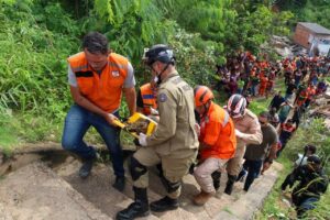 Leia mais sobre o artigo Governo do Amazonas mobiliza operação de resgate de vítimas de deslizamento de terra no bairro Redenção