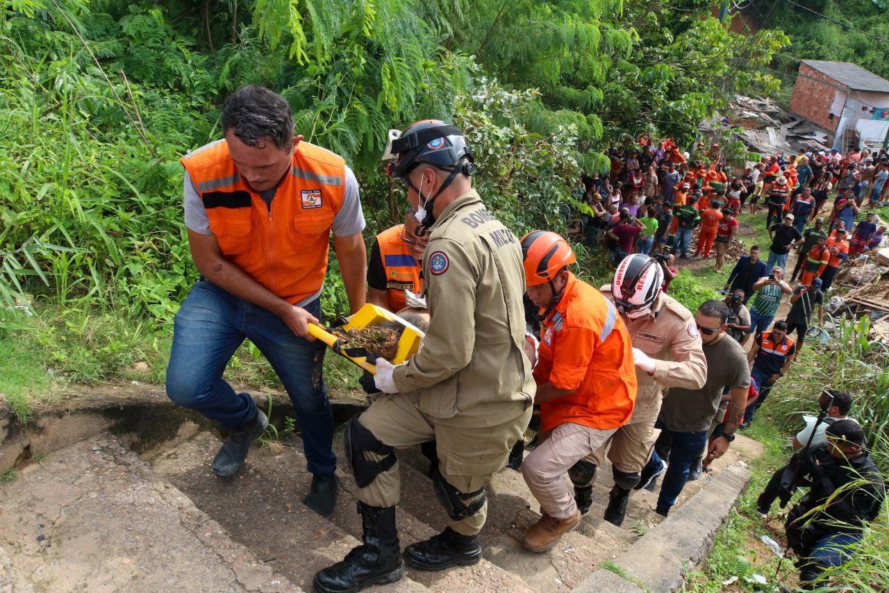 No momento, você está visualizando Governo do Amazonas mobiliza operação de resgate de vítimas de deslizamento de terra no bairro Redenção