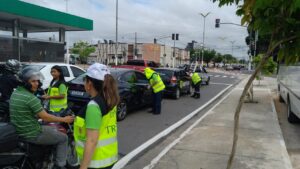 Leia mais sobre o artigo Prefeitura de Manaus realiza ação de orientação na Constantino Nery motoristas e pedestres sobre intervenções viárias