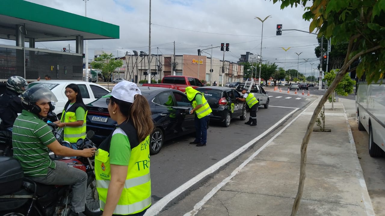 No momento, você está visualizando Prefeitura de Manaus realiza ação de orientação na Constantino Nery motoristas e pedestres sobre intervenções viárias