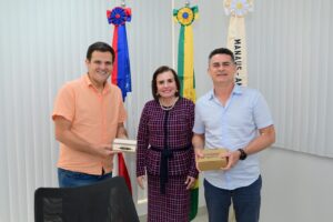 Leia mais sobre o artigo Prefeito de Manaus recebe visita de cortesia da presidente do TCE-AM, Yara Lins