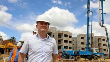 David Almeida trabalha para oferecer moradia digna às famílias de Manaus e confirma entrega de 576 unidades para maio