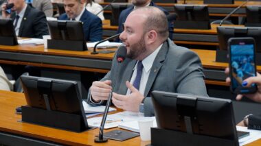 Deputado Fausto Jr. propõe leis rigorosas contra capacitismo contra TEAs