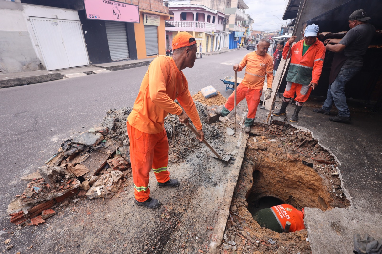 No momento, você está visualizando Prefeitura atende solicitação de moradores e trabalha em rede de drenagem profunda no Novo Aleixo