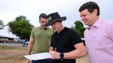 Prefeito David Almeida assina ordens de serviço para construção de unidade de saúde e base do Samu
