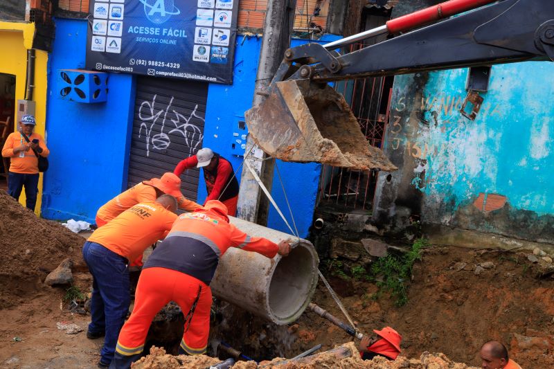 No momento, você está visualizando Prefeitura de Manaus realiza obra emergencial de recuperação de drenagem no Tancredo Neves