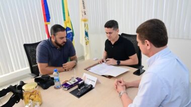 Prefeito David Almeida assina nomeação de 226 novos guardas municipais