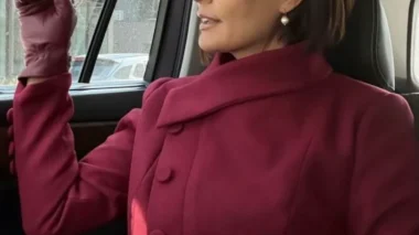 Michelle Bolsonaro vai à posse de Trump trajada em vestido bordô