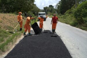 Leia mais sobre o artigo Prefeitura de Manaus avança com serviços de recuperação asfáltica no ramal do Brasileirinho neste sábado