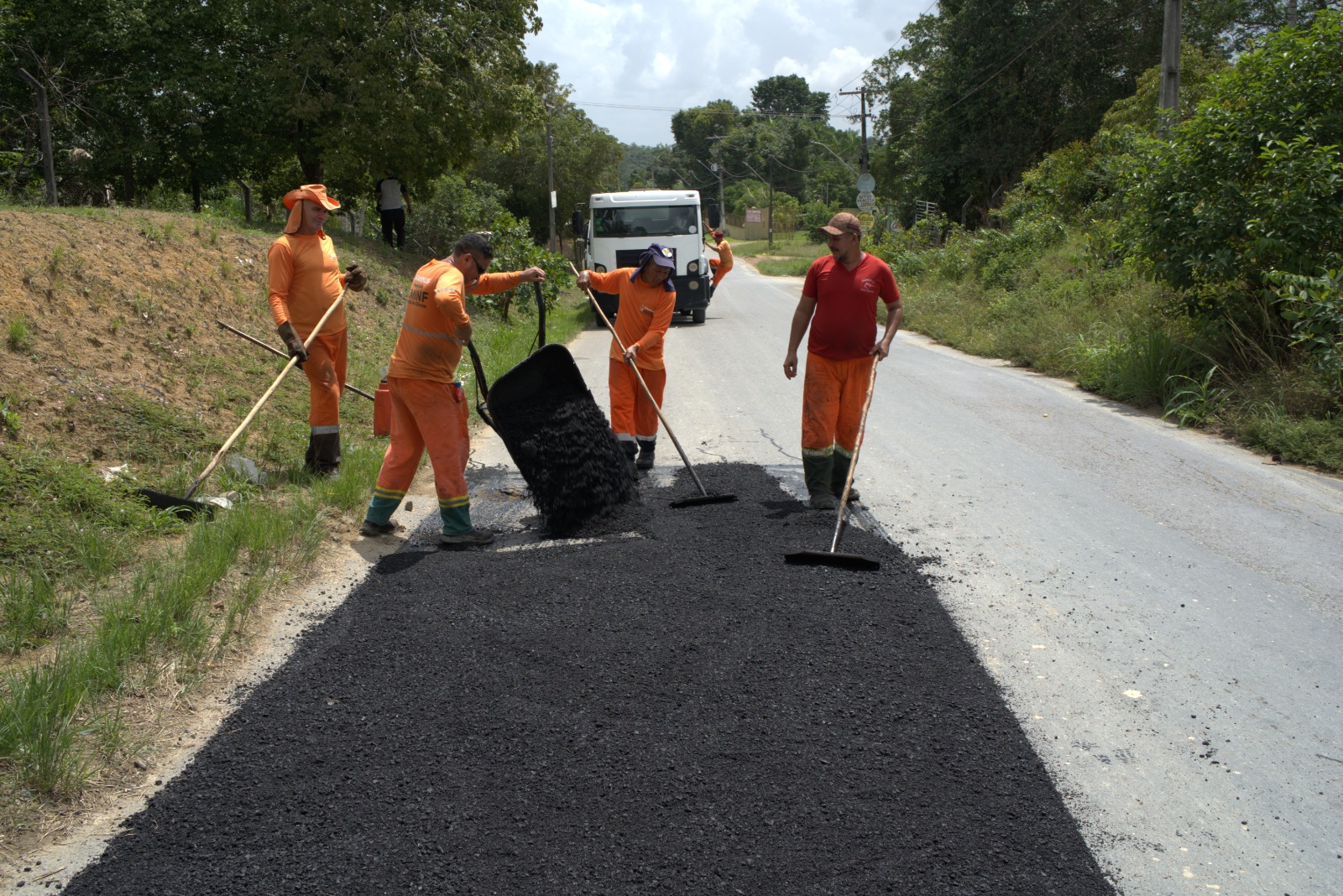 No momento, você está visualizando Prefeitura de Manaus avança com serviços de recuperação asfáltica no ramal do Brasileirinho neste sábado