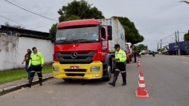 Operação ‘Carga Pesada’ retira 14 caminhões das ruas de Manaus por irregularidades