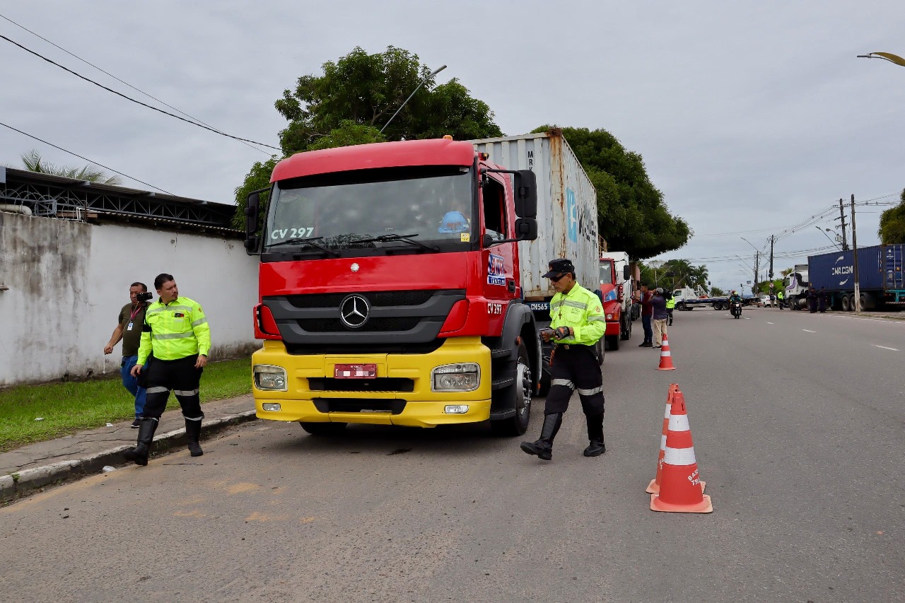 No momento, você está visualizando Operação ‘Carga Pesada’ retira 14 caminhões das ruas de Manaus por irregularidades