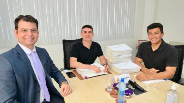 Prefeito David Almeida regulariza 340 imóveis e garante segurança jurídica a moradores da comunidade Coliseu