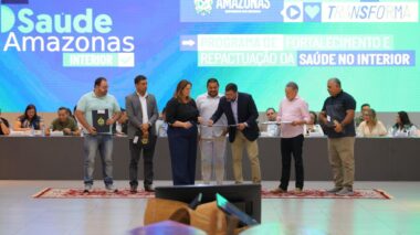 Governador Wilson Lima e prefeitos assinam repactuação que vai permitir repasses diretos de recursos estaduais aos municípios