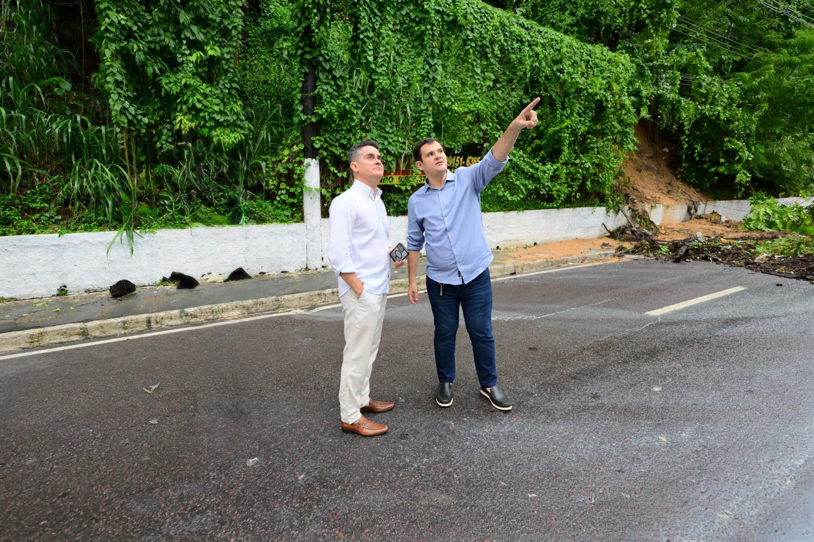 No momento, você está visualizando Prefeito determina liberação imediata da avenida Mário Ypiranga após serviços para conter desbarrancamento