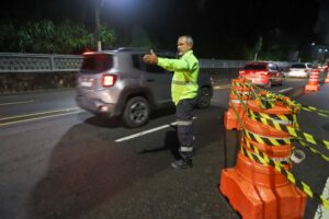 Leia mais sobre o artigo Com ação imediata, Prefeitura de Manaus libera avenida Mário Ypiranga Monteiro em apenas 3 horas de trabalho