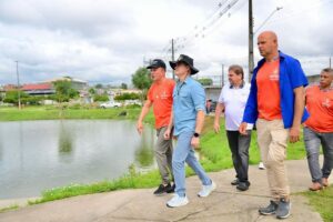 Leia mais sobre o artigo Prefeito David Almeida vistoria ação em igarapés para prevenir alagamentos no inverno amazônico