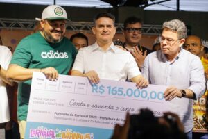 Leia mais sobre o artigo Prefeito David Almeida entrega fomento às escolas de samba e amplia investimentos no Carnaval 2025